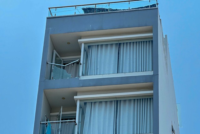 Hiện trường nam thanh niên quê Đà Nẵng nhảy từ tầng 7 xuống đất, thoát chết hy hữu - Ảnh 2.