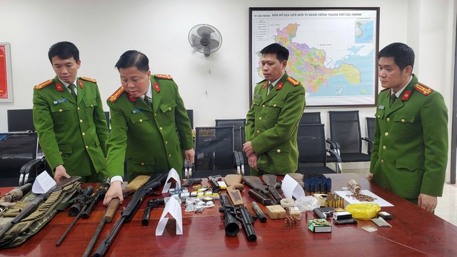 Hơn 10 tổ công tác đặc biệt đồng loạt ra quân khám xét, bắt 'bà trùm' vũ khí Phạm Thị Trúc Quỳnh SN 1969 - Ảnh 1.