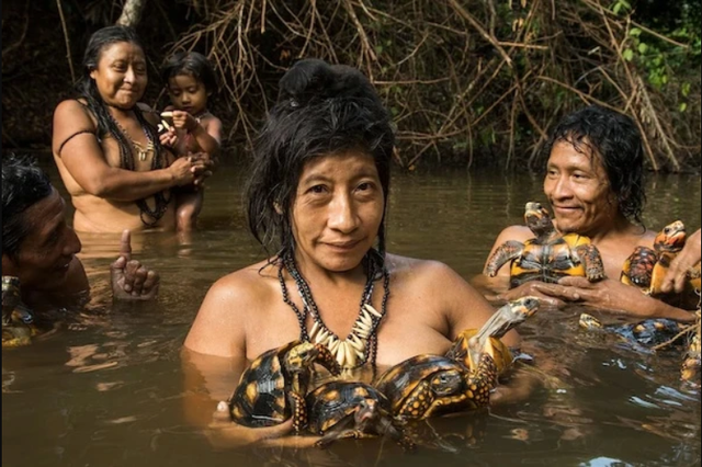 Bộ tộc biệt lập nhất ở Amazon khiến thế giới ngỡ ngàng với hình ảnh người trẻ dùng smartphone nhoay nhoáy - Ảnh 1.