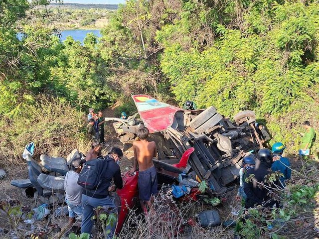 Hiện trường vụ xe khách lao xuống bờ hồ, nhiều người tử vong, 2 người vẫn đang mất tích - Ảnh 4.