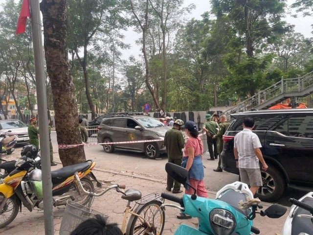 H&agrave; Nội: Kh&aacute;ch d&ugrave;ng dao đ&acirc;m t&agrave;i xế taxi nhập viện, h&eacute; lộ t&igrave;nh trạng nạn nh&acirc;n - Ảnh 1.