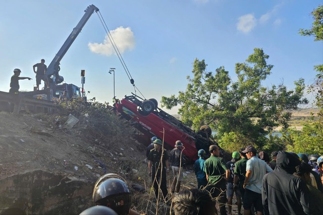 Hiện trường vụ xe khách lao xuống bờ hồ, nhiều người tử vong, 2 người vẫn đang mất tích - Ảnh 1.