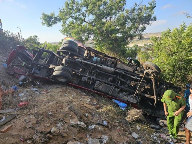 Hiện trường vụ xe khách lao xuống bờ hồ, nhiều người tử vong, 2 người vẫn đang mất tích - Ảnh 2.