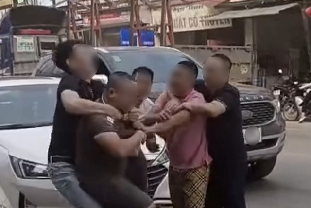 Đ&ocirc;i vợ chồng tố bị nh&oacute;m người "t&aacute;c động" g&atilde;y xương sau va chạm &ocirc; t&ocirc; ở Ph&uacute; Thọ: C&ocirc;ng an v&agrave;o cuộc - Ảnh 1.