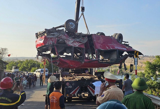 Hiện trường vụ xe khách lao xuống bờ hồ, nhiều người tử vong, 2 người vẫn đang mất tích - Ảnh 6.