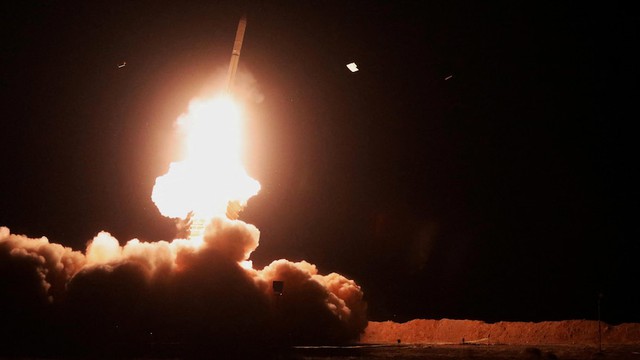 Tàu chiến Mỹ buộc rút lui, Iran ồ ạt tấn công – Hormuz căng thẳng trước giờ G, Hội đồng Bảo An LHQ họp khẩn - Ảnh 3.