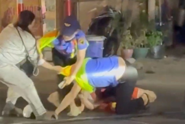 Ch&acirc;n dung người phụ nữ vượt r&agrave;o chắn, h&agrave;nh hung nh&acirc;n vi&ecirc;n g&aacute;c t&agrave;u ở Đ&agrave; Nẵng, đ&atilde; bị bắt giữ - Ảnh 3.