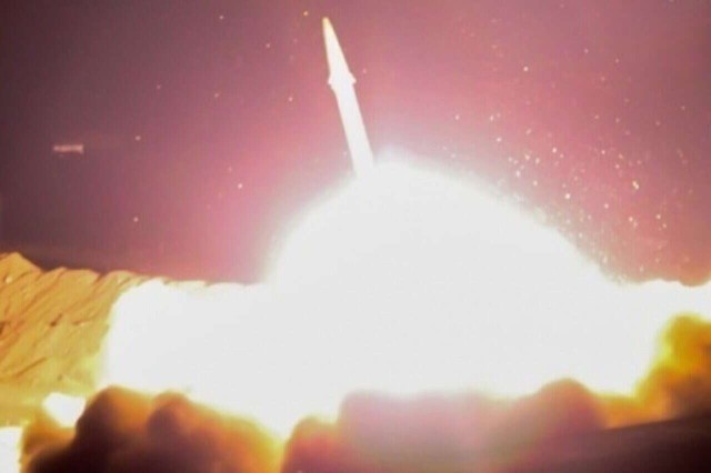 Nổ lớn! Iran tuyên bố tấn công điểm trú ẩn chỉ huy Mỹ - Giờ G đếm ngược, 1000 tên lửa sẵn sàng đón Mỹ đổ quân - Ảnh 1.