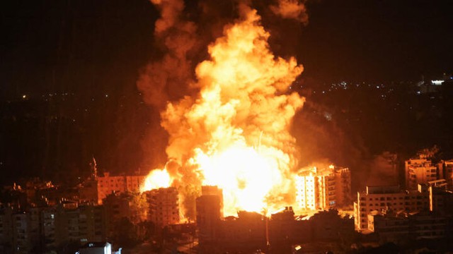 Tàu chiến Mỹ buộc rút lui, Iran ồ ạt tấn công – Hormuz căng thẳng trước giờ G, Hội đồng Bảo An LHQ họp khẩn - Ảnh 1.