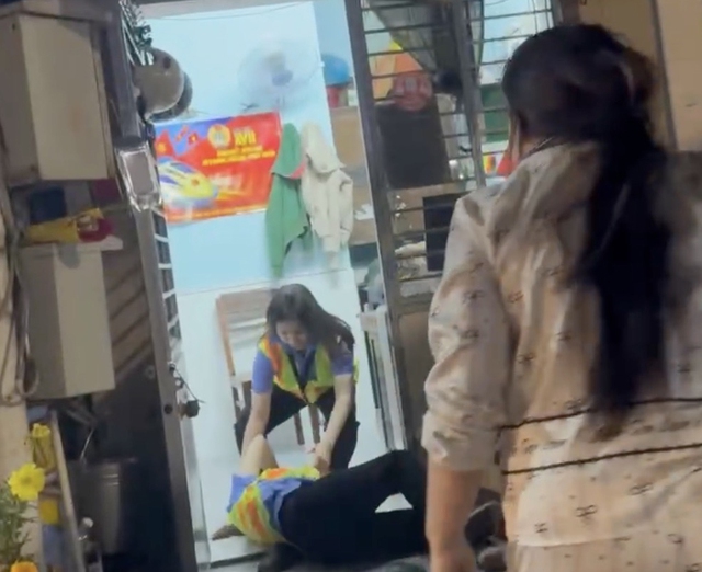 2 phụ nữ đánh nhân viên gác tàu ở Đà Nẵng là mẹ con, thái độ khi công an đến làm việc - Ảnh 2.