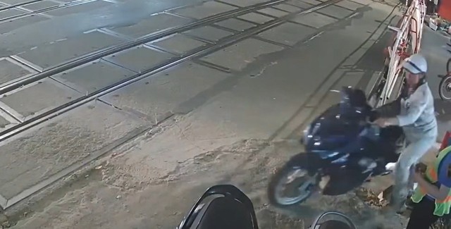 Cố vượt rào chắn tàu, 2 phụ nữ còn lao vào hành hung nhân viên đường sắt: Công an vào cuộc - Ảnh 1.