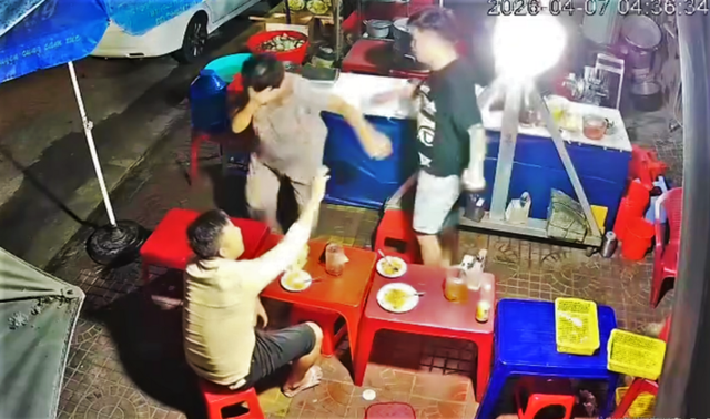 Cụ bà bị nam thanh niên hành hung ở quán ăn khuya: Một gia đình đến thăm hỏi, xin được bỏ qua - Ảnh 3.