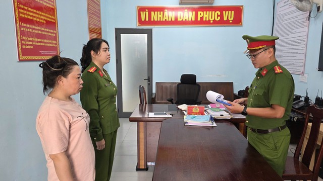 Ch&acirc;n dung người phụ nữ vượt r&agrave;o chắn, h&agrave;nh hung nh&acirc;n vi&ecirc;n g&aacute;c t&agrave;u ở Đ&agrave; Nẵng, đ&atilde; bị bắt giữ - Ảnh 2.