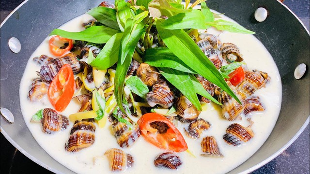 Khách Nga tròn mắt ngạc nhiên khi ăn món bình dân bán đầy vỉa hè Việt Nam, thốt lên: