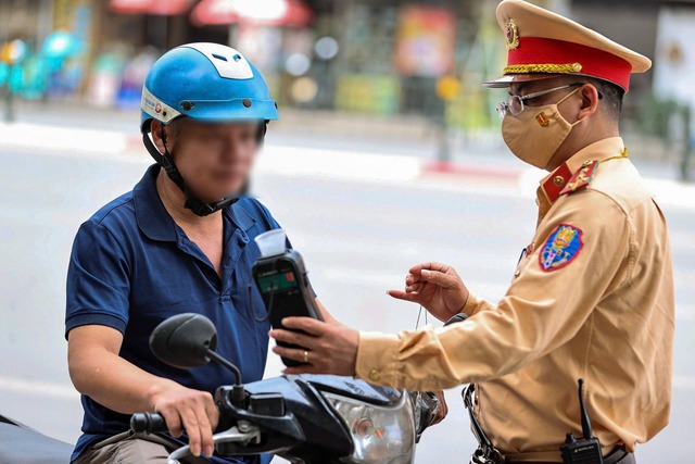 CSGT đồng loạt ra quân, duy trì chốt kiểm soát cả ngày lẫn đêm xử lý 1 lỗi vi phạm giao thông - Ảnh 2.