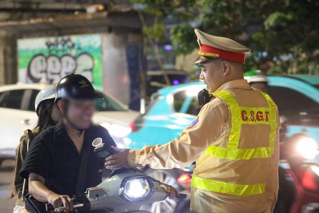 CSGT đồng loạt ra quân, duy trì chốt kiểm soát cả ngày lẫn đêm xử lý 1 lỗi vi phạm giao thông - Ảnh 5.