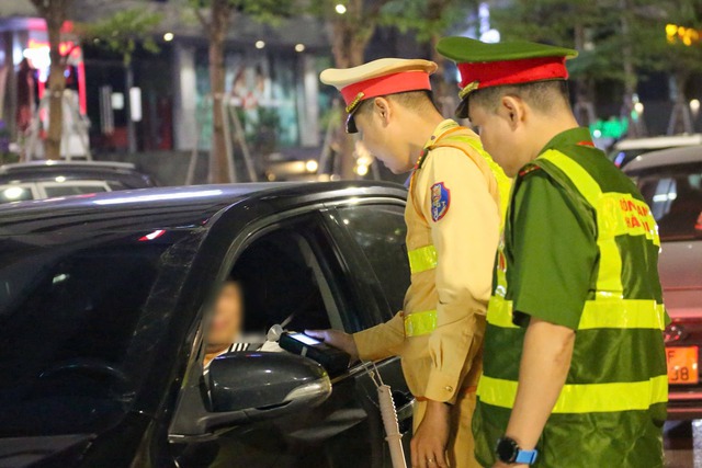 CSGT đồng loạt ra quân, duy trì chốt kiểm soát cả ngày lẫn đêm xử lý 1 lỗi vi phạm giao thông - Ảnh 6.