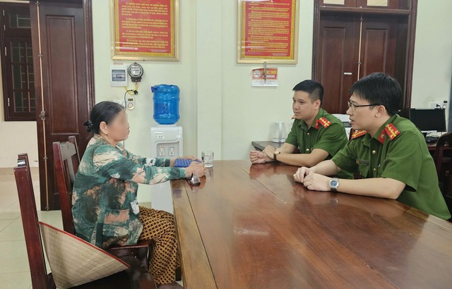 Một phụ nữ có biểu hiện lạ nhất quyết yêu cầu chuyển khoản, nhân viên ngân hàng báo công an - Ảnh 1.