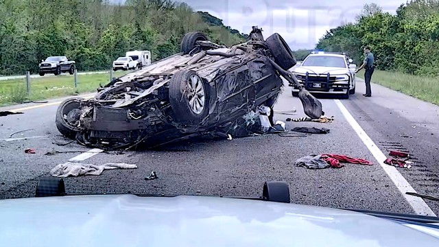 Chạy trốn cảnh s&aacute;t ở tốc độ 225 km/h, &ocirc;t&ocirc; lật ngửa tr&ecirc;n cao tốc - Ảnh 1.