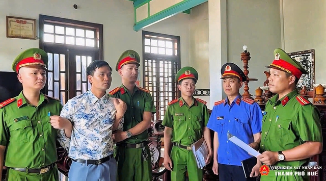 Thi hành lệnh bắt tạm giam, khám xét chỗ ở của chủ tiệm cây cảnh Mai Hoàng SN 1991 - Ảnh 1.