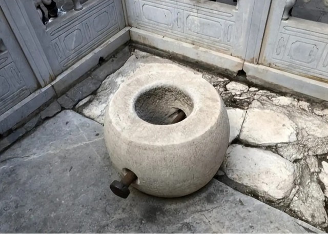 Miệng giếng nhỏ tới mức khó lọt đầu người, vì sao Trân phi vẫn bị đẩy xuống? Sự thật nằm ở chi tiết này - Ảnh 4.