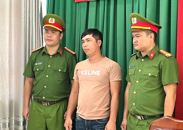 Thi hành lệnh bắt tạm giam, khám xét nơi ở đối với thuyền trưởng Huỳnh Văn Tấn SN 1988 - Ảnh 3.