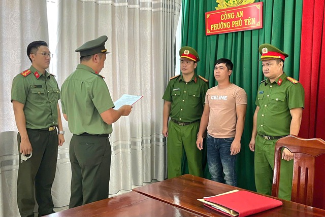 Thi hành lệnh bắt tạm giam, khám xét nơi ở đối với thuyền trưởng Huỳnh Văn Tấn SN 1988 - Ảnh 4.