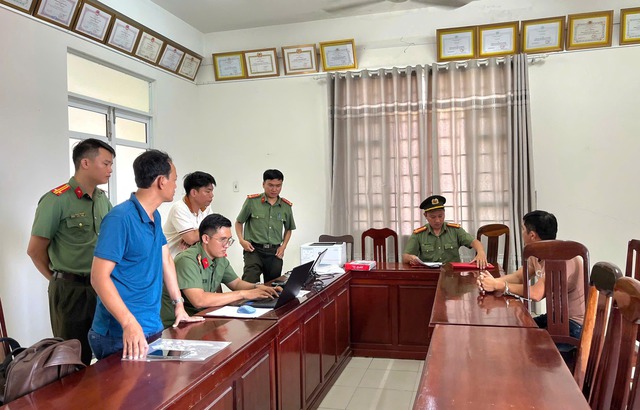 Thi hành lệnh bắt tạm giam, khám xét nơi ở đối với thuyền trưởng Huỳnh Văn Tấn SN 1988 - Ảnh 1.