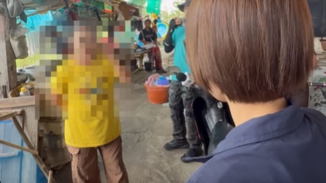 Phát hiện bé gái bị mẹ bạo hành, hàng xóm nhanh chóng hỗ trợ, nghe lời kể của nạn nhân mà xót xa - Ảnh 2.