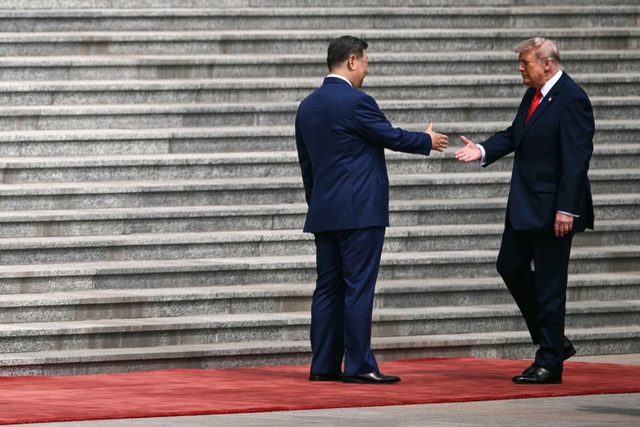 10 giây, 5 cú vỗ của ông Trump khi bắt tay ông Tập: Giải mã thông điệp ẩn - Ảnh 1.