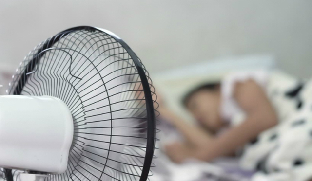 Khi đi ngủ nên bật quạt hướng vào đầu hay hướng vào chân? Đáp án gây bất ngờ - Ảnh 1.
