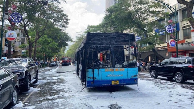 Hiện trường vụ xe bu&yacute;t bốc ch&aacute;y ng&ugrave;n ngụt tr&ecirc;n phố H&agrave; Nội - Ảnh 3.