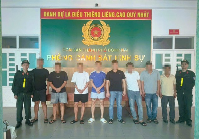 Bắt giữ 12 người, khám xét khẩn cấp 5 địa điểm trong chuyên án quy mô lớn - Ảnh 1.