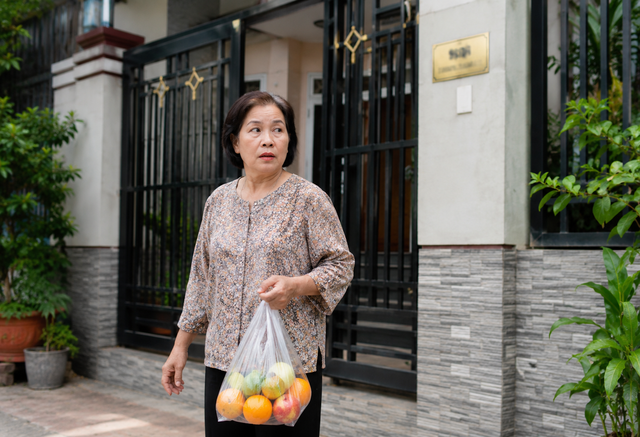 Con d&acirc;u cũ lấy chồng mới, mẹ chồng lo cho ch&aacute;u nội n&ecirc;n định sang nắn g&acirc;n th&igrave; gặp cảnh kh&oacute; ngờ - Ảnh 1.