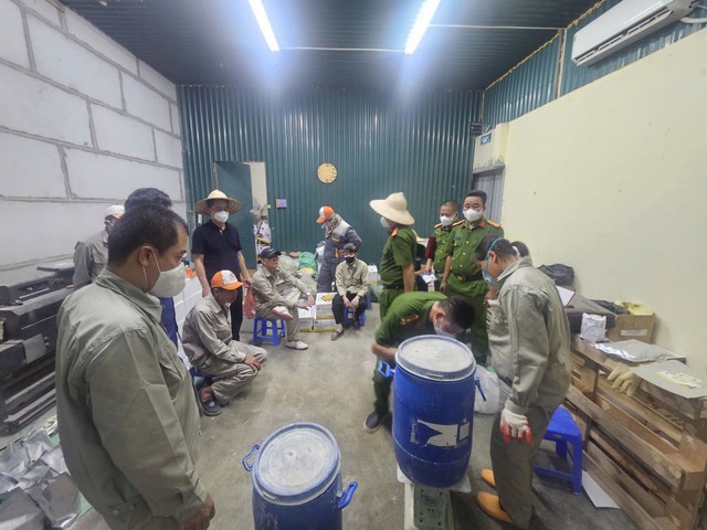 Thi hành Lệnh khám xét khẩn cấp nơi làm việc của chủ xưởng Nguyễn Thanh Bình SN 1967 - Ảnh 1.