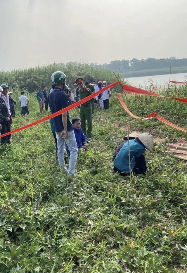Vụ 5 học sinh đuối nước ở Phú Thọ: Đau xót cảnh người mẹ ngã quỵ bên sông - Ảnh 1.