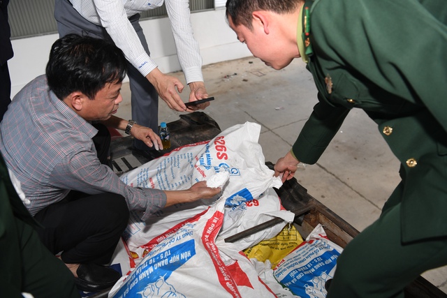 300 CBCS, 18 mũi công tác đồng loạt phá chuyên án đặc biệt lớn, bắt Tiến sĩ-Trưởng khoa Dược Trần Phi Hùng - Ảnh 2.