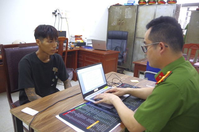 Ch&acirc;n dung kẻ d&ugrave;ng dao uy hiếp, b&oacute;p cổ thai phụ để cướp gần 700 triệu đồng ở Th&aacute;i Nguy&ecirc;n - Ảnh 2.