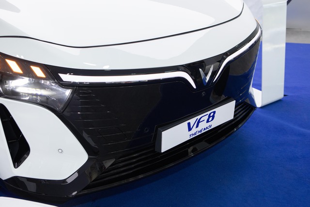 Xem kỹ VinFast VF 8 đời mới vừa về đại lý: Nhiều điểm khác bản cũ, khách vẫn xuống cọc dù chưa thấy xe - Ảnh 2.