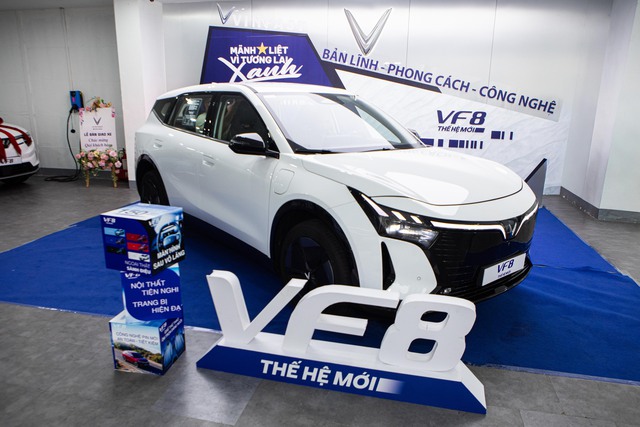 Xem kỹ VinFast VF 8 đời mới vừa về đại lý: Nhiều điểm khác bản cũ, khách vẫn xuống cọc dù chưa thấy xe - Ảnh 1.