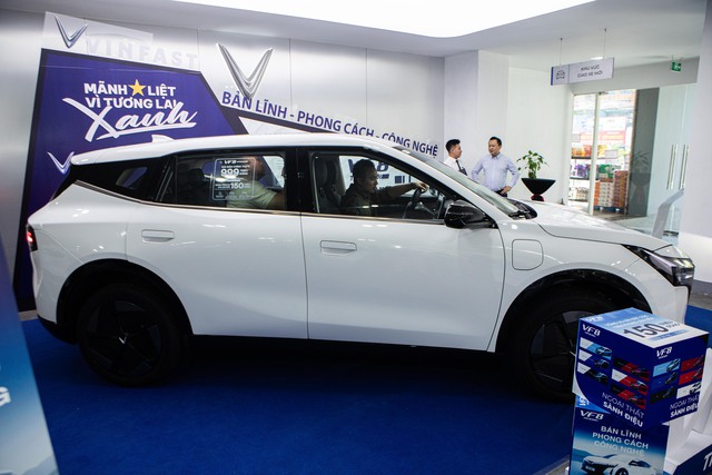 Xem kỹ VinFast VF 8 đời mới vừa về đại lý: Nhiều điểm khác bản cũ, khách vẫn xuống cọc dù chưa thấy xe - Ảnh 21.
