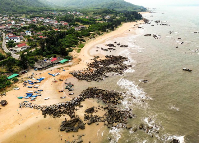 Bãi biển miền Trung hoang sơ được chủ tịch tỉnh đăng lên Facebook: 
