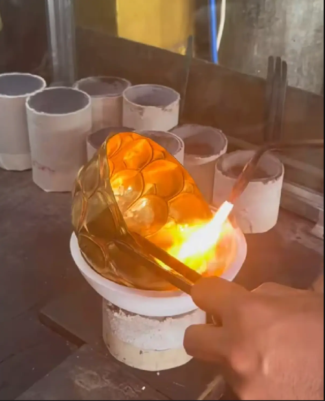 Dọn nhà phát hiện chiếc bát cũ của ông cố, chàng trai mang đi kiểm tra thì lộ bí mật khó tin - Ảnh 3.