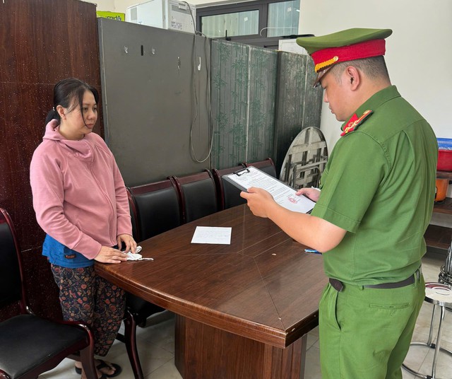 Thi h&agrave;nh lệnh bắt tạm giam Đinh Thị Hạnh SN 1980 - Ảnh 1.