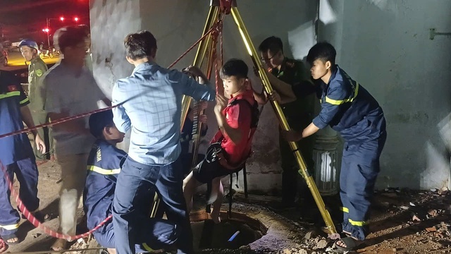 Nghe tiếng người dưới giếng hoang s&acirc;u 30m ở nơi đ&atilde; giải ph&oacute;ng mặt bằng, kiểm tra th&igrave; ph&aacute;t hiện bất ngờ - Ảnh 2.