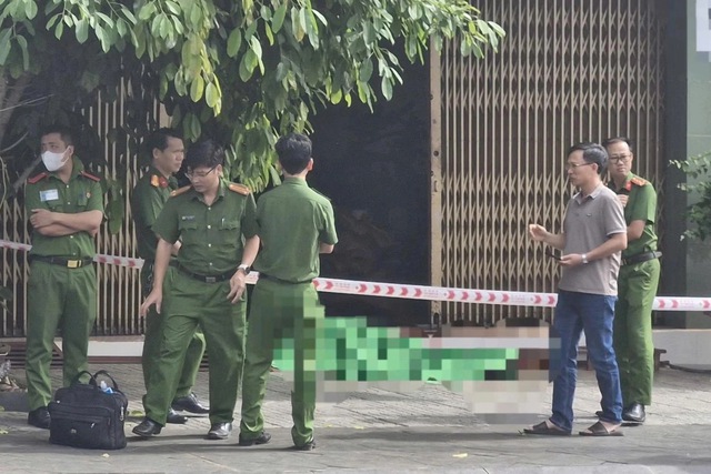 Người đ&agrave;n &ocirc;ng tử vong trước thềm nh&agrave; l&uacute;c s&aacute;ng sớm: Tiết lộ về cuộc điện thoại bất thường trước đ&oacute; - Ảnh 1.