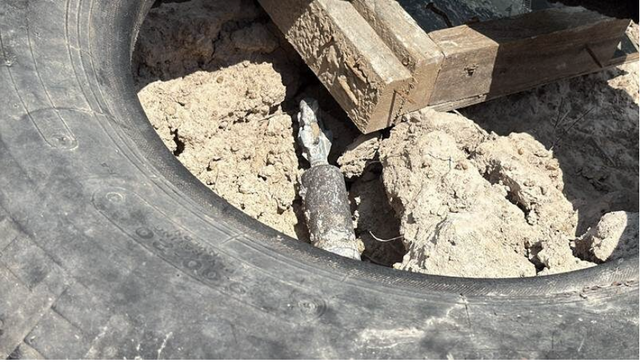Đang đứng cạnh xe trộn bê tông, thợ hồ bỗng phát hiện thứ rơi ra bên dưới: Vừa nhìn kỹ đã vội tháo chạy - Ảnh 2. Đang đứng cạnh xe trộn bê tông, thợ hồ bỗng phát hiện thứ rơi ra bên dưới: Vừa nhìn kỹ đã vội tháo chạy - Ảnh 2.