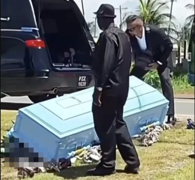 Đang khiêng quan tài vào tang lễ, người thân bỗng la hét vì cảnh tượng kinh hoàng - Ảnh 3.