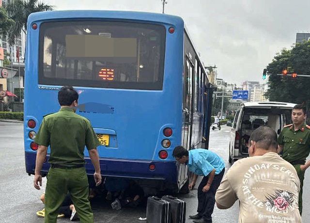 H&agrave; Nội: Hiện trường vụ h&agrave;ng chục người n&acirc;ng xe bu&yacute;t cứu người phụ nữ kẹt dưới gầm xe, t&igrave;nh trạng nạn nh&acirc;n - Ảnh 1.