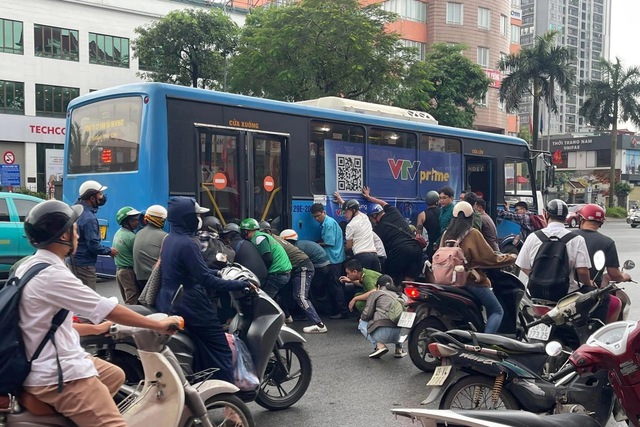 H&agrave; Nội: Hiện trường vụ h&agrave;ng chục người n&acirc;ng xe bu&yacute;t cứu người phụ nữ kẹt dưới gầm xe, t&igrave;nh trạng nạn nh&acirc;n - Ảnh 2.